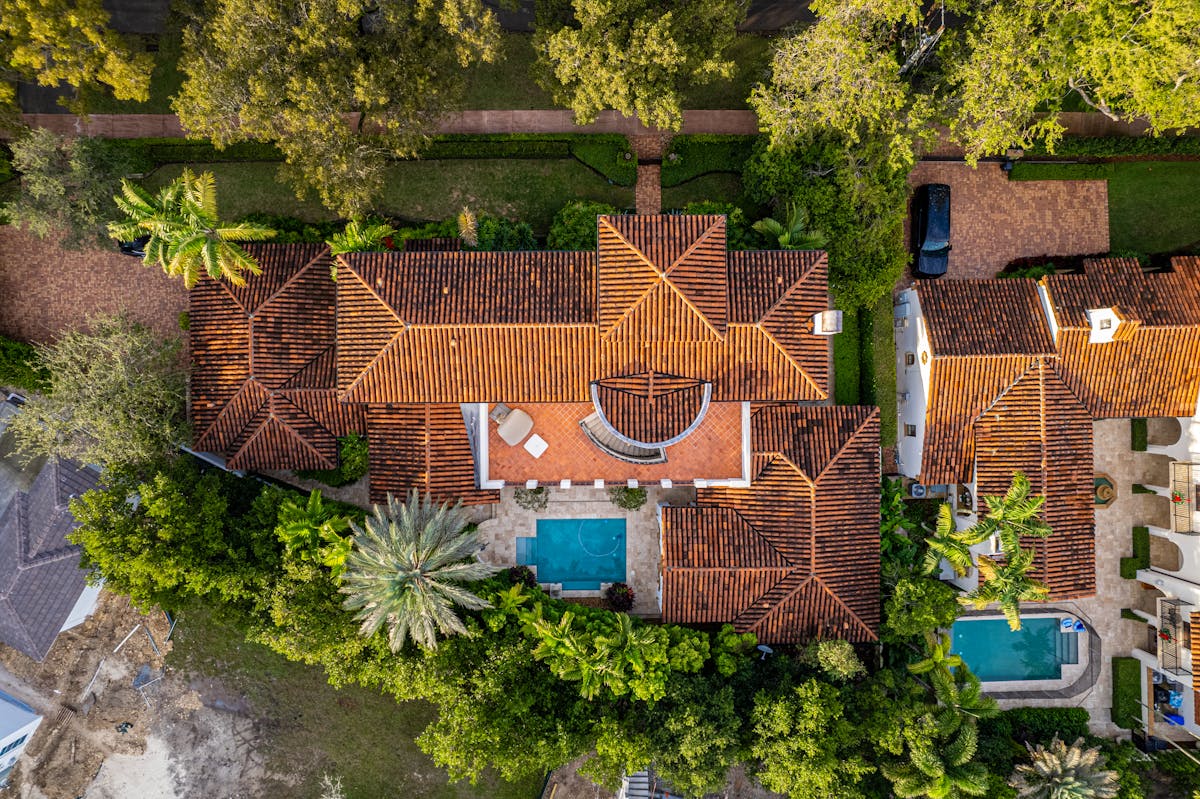 Discover the Top Culinary Schools in Florida Delicious food on display at a Florida food festival, showcasing the state's rich culinary scene