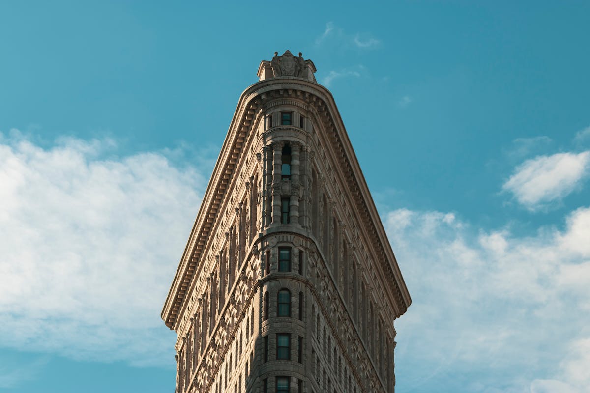 Iconic Landmarks & First Impressions