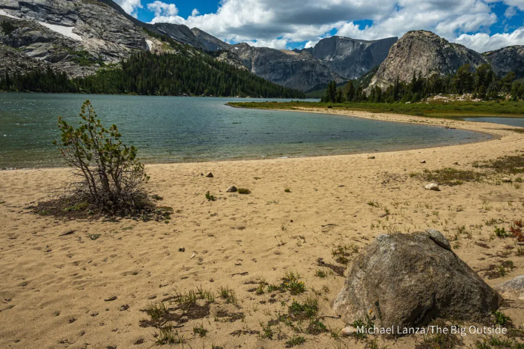 A beach along the Bears Ears Trail on Grave Lake in the Wind River Range, Wyoming.