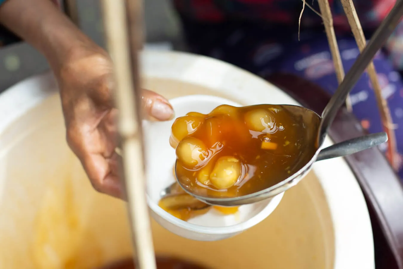 A street vendor in Hoi An serves Che sweet soup. Photo: Hidden Hoi An