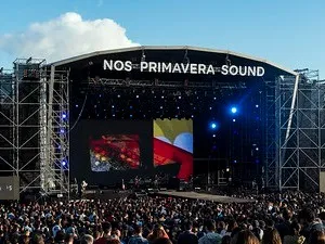 Attendees enjoying live music performance at NOS Primavera Sound, similar atmosphere to Primavera Sound Los Angeles