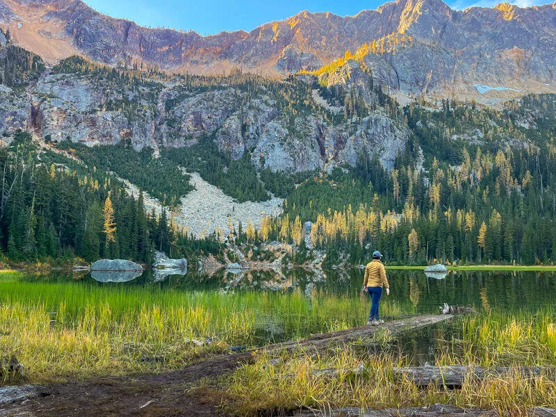 Autumn colors surrounding Cutthroat Lake with mountains in the background