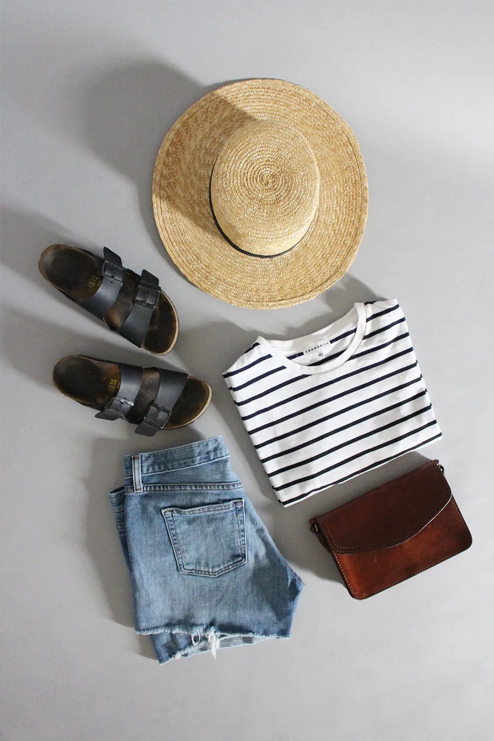 Beach outfit with black dress and hat