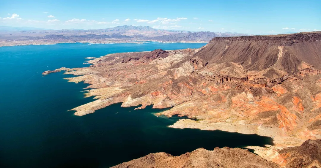 Boats on the blue water of Lake Mead