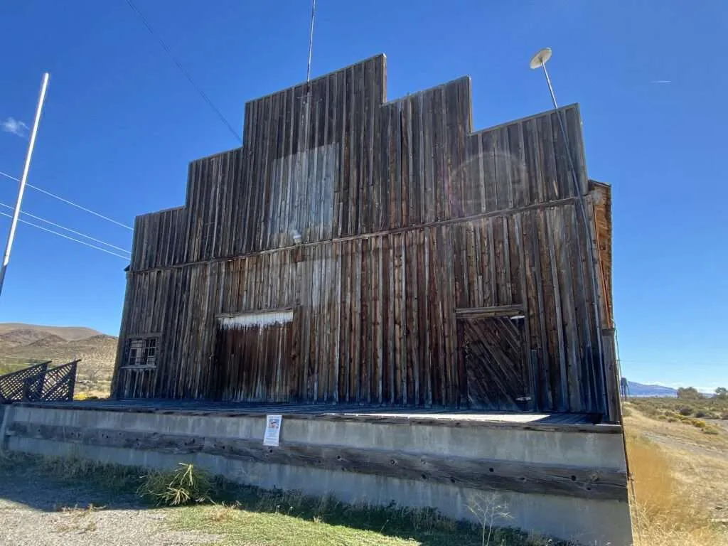 Building with &quot;Honey Lake Feed&quot; sign in Litchfield