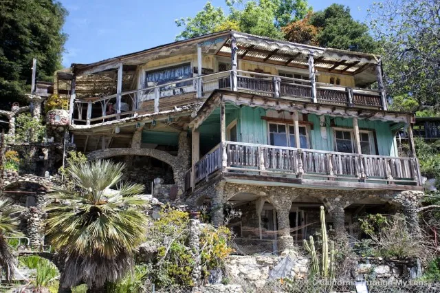 Eccentric house structure made from found objects (Nitt Witt Ridge)