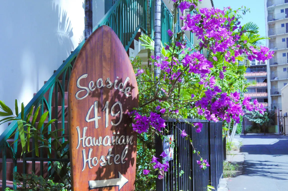 Exterior view of Seaside Hawaiian Hostel Waikiki in Honolulu, Hawaii.