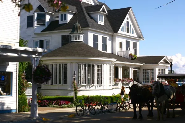 Horse-drawn carriages on Mackinac Island, Michigan, a historic and car-free way to explore this Upper Peninsula gem.