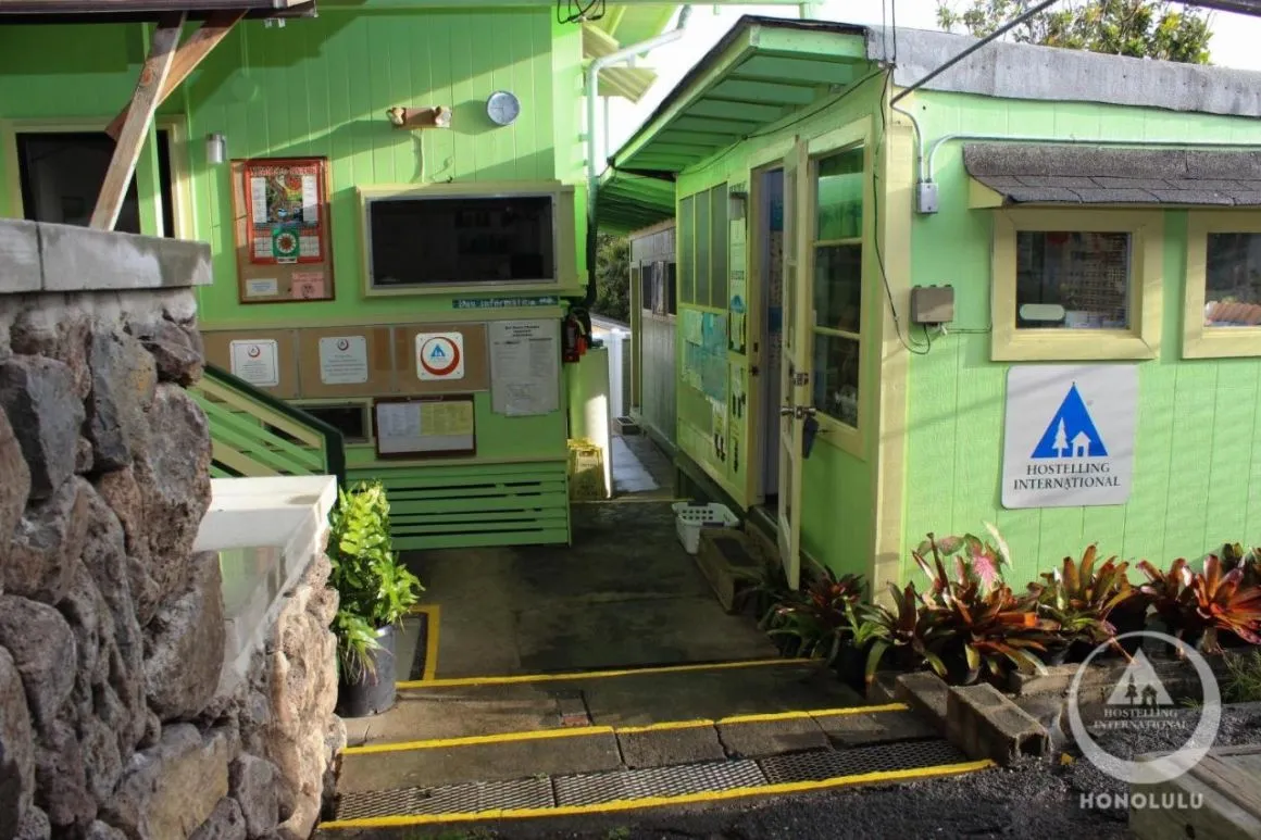 Hostelling International Honolulu Waikiki building exterior