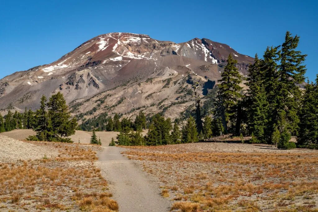 Impressive view of The South Sister peak from the Moraine Lake trail