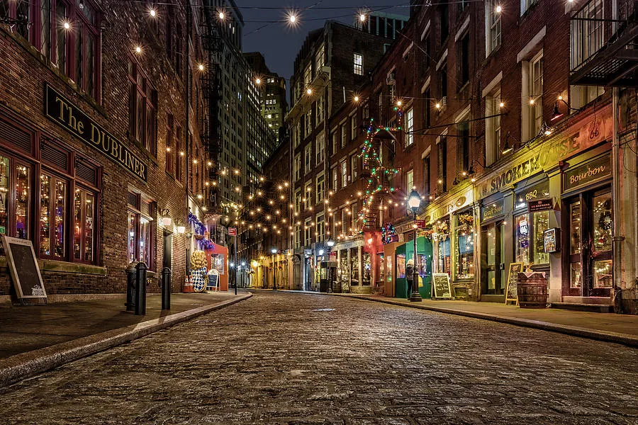Outdoor dining scene on Stone Street in Manhattan