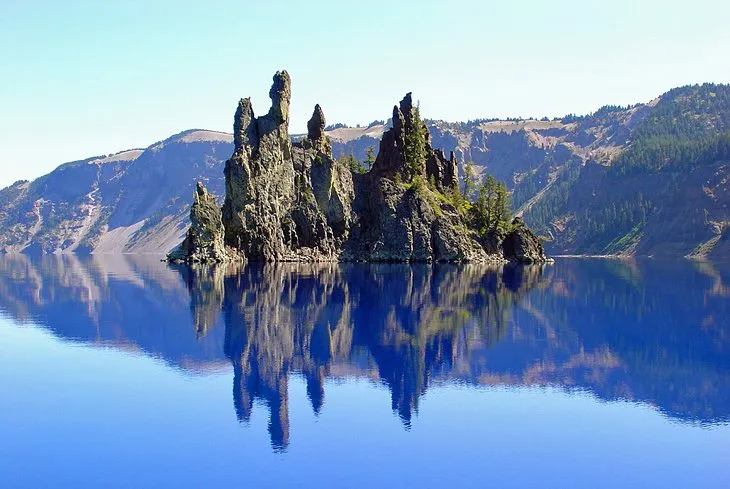 Panoramic view of the deep blue water at Crater Lake National Park