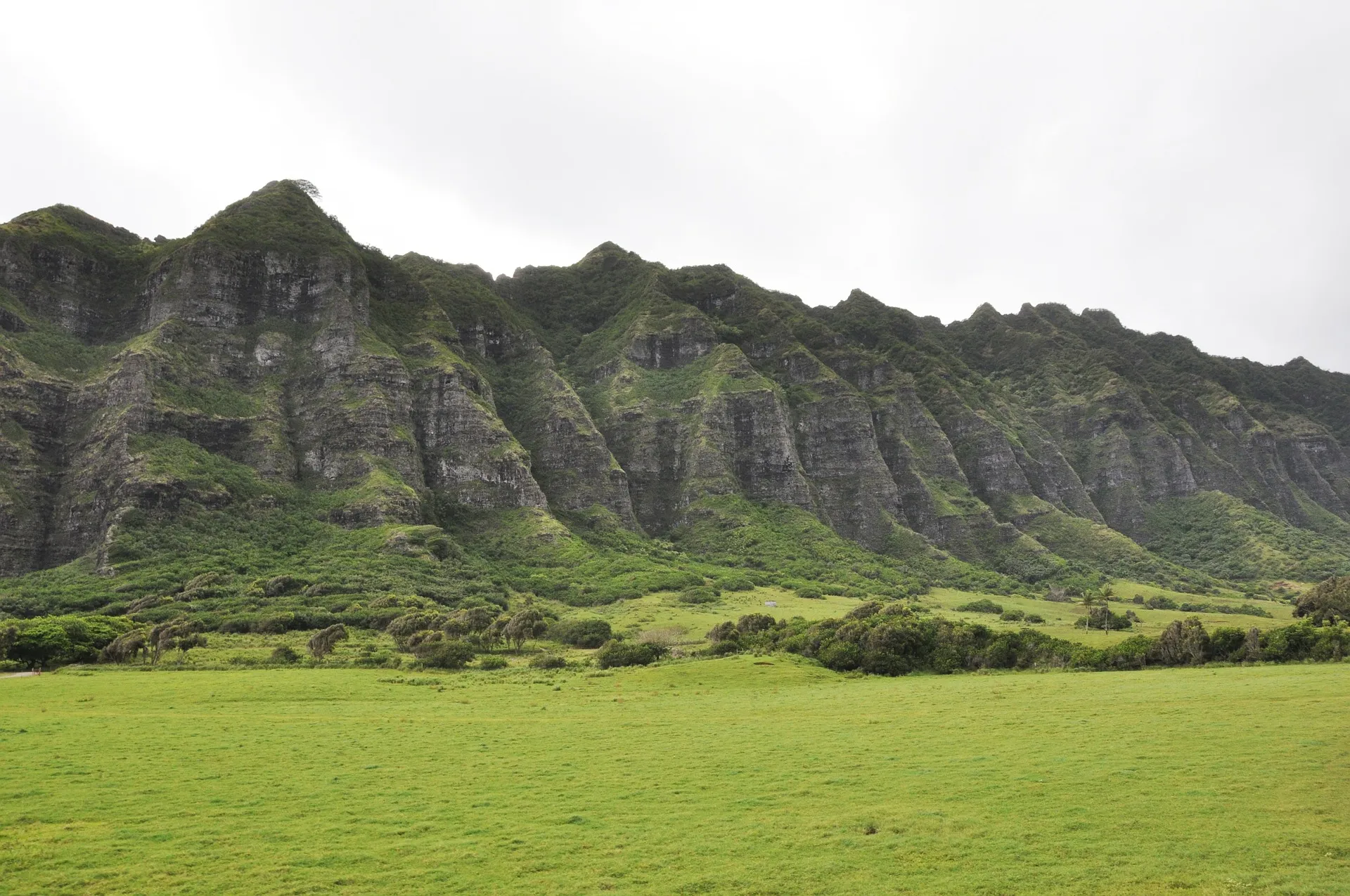 Scenic valley landscape on Oahu, experienced via tours from Honolulu