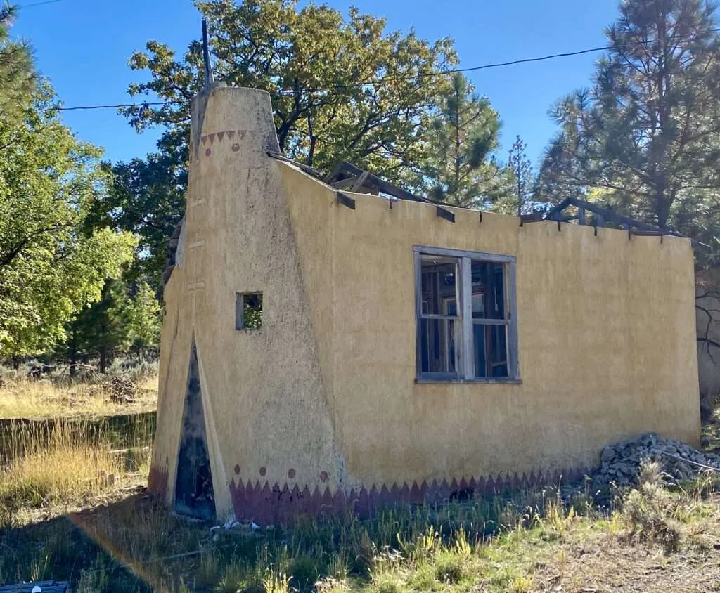Several wigwam-shaped motel units in Janesville, California