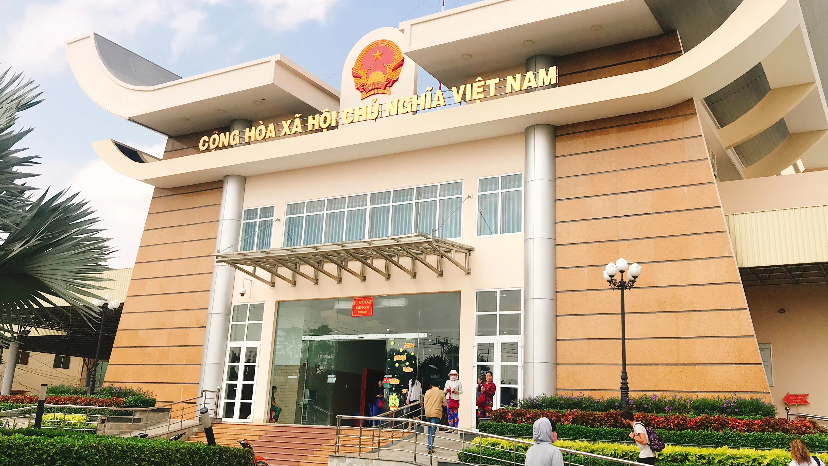 Sign marking the border crossing point between Vietnam and Cambodia
