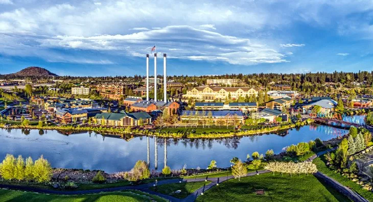 Skyline view of Bend, Oregon with mountains in the background