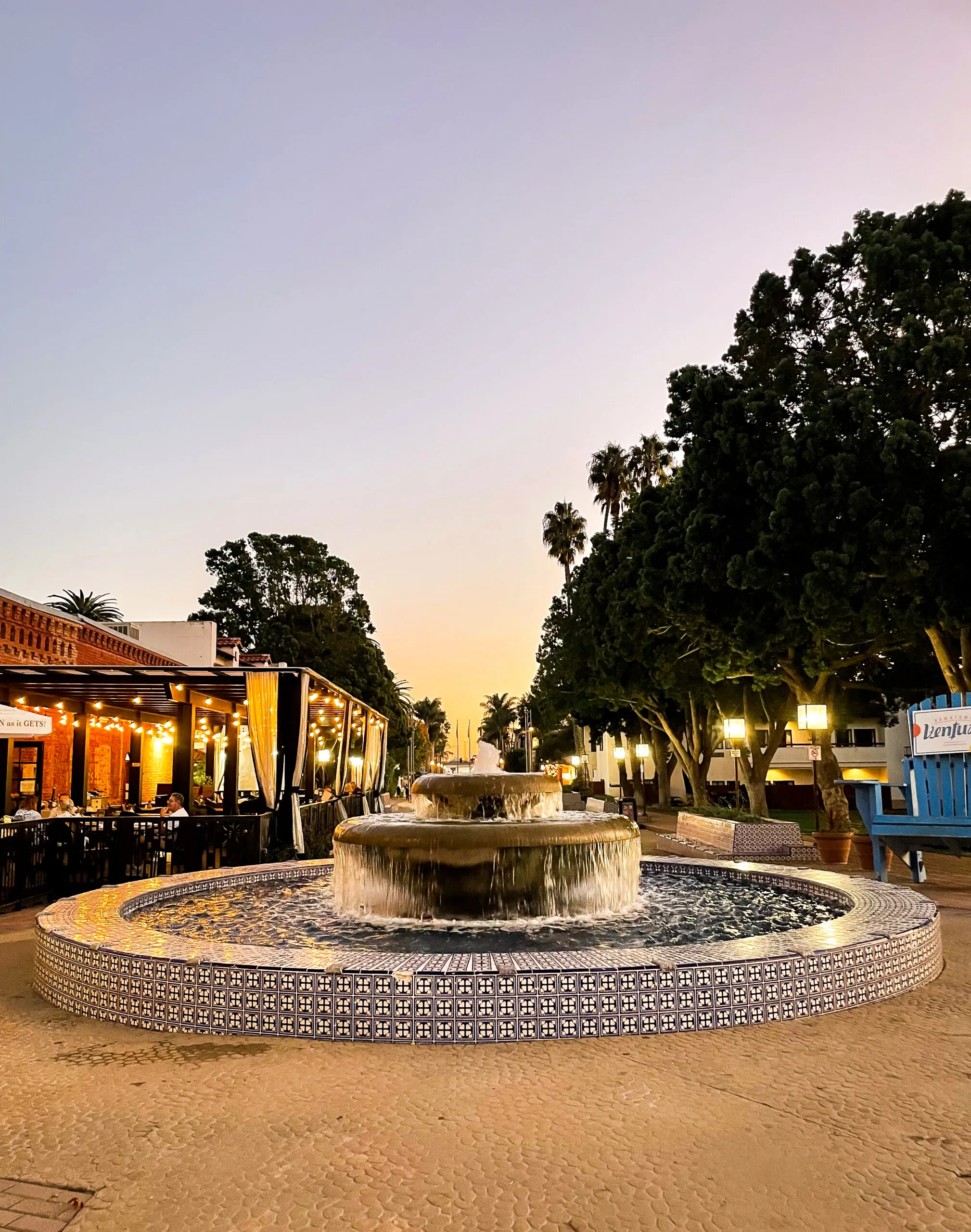 Street view in downtown Ventura, California, highlighting shops and outdoor dining