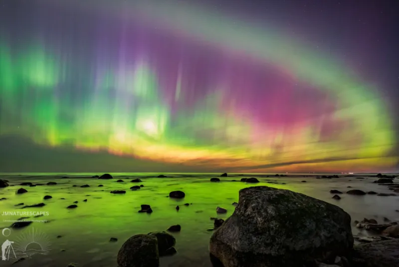 Stunning aurora display visible from southern latitudes, discussed in Amateur Astronomy Magazine