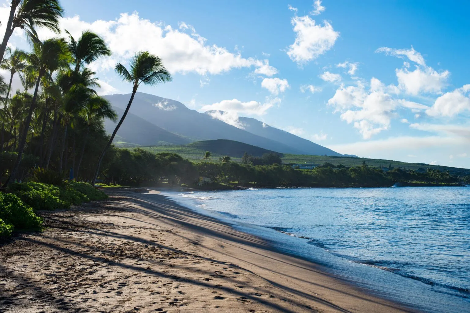 Sunset over a gorgeous beach landscape in Hawaii, beckoning Backpackers Oahu