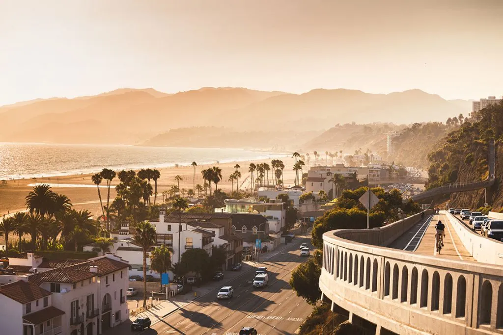 The skyline of Los Angeles with mountains in the background
