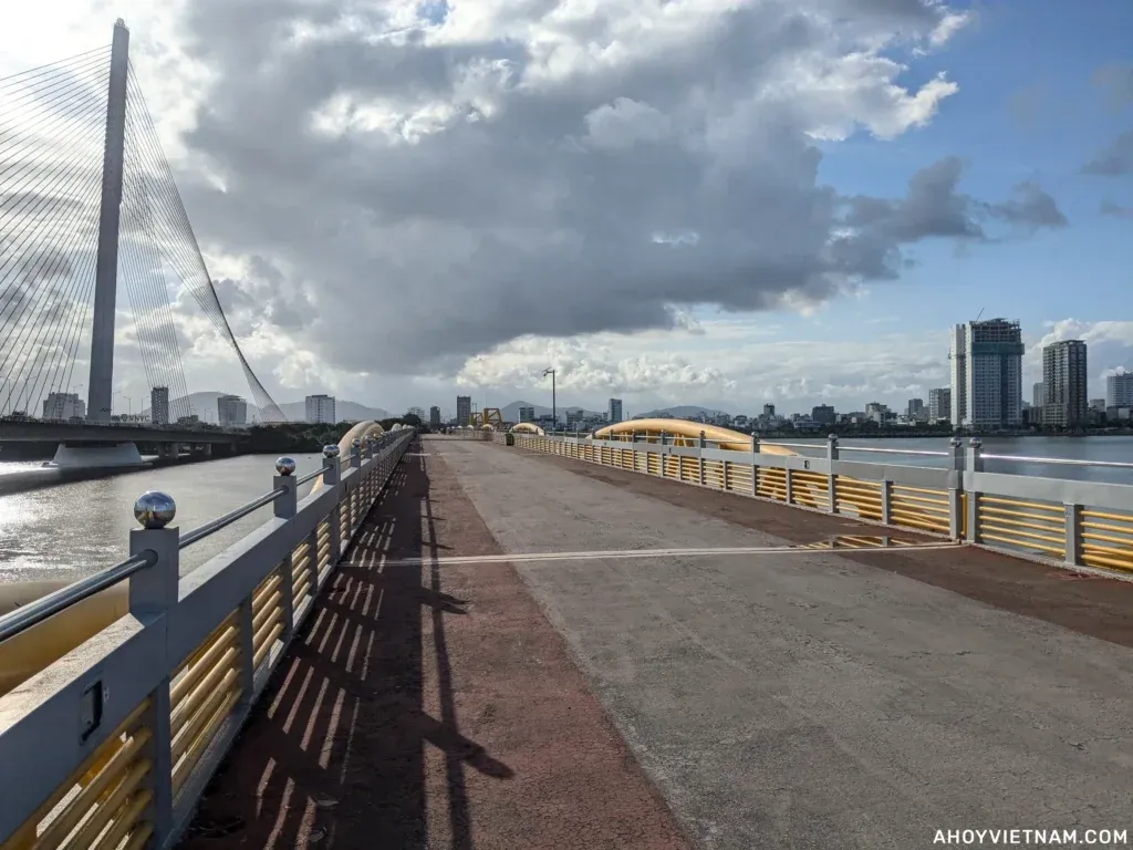 Walking path on the Nguyen Van Troi Bridge overlooking the Han River in Da Nang, offering scenic views.