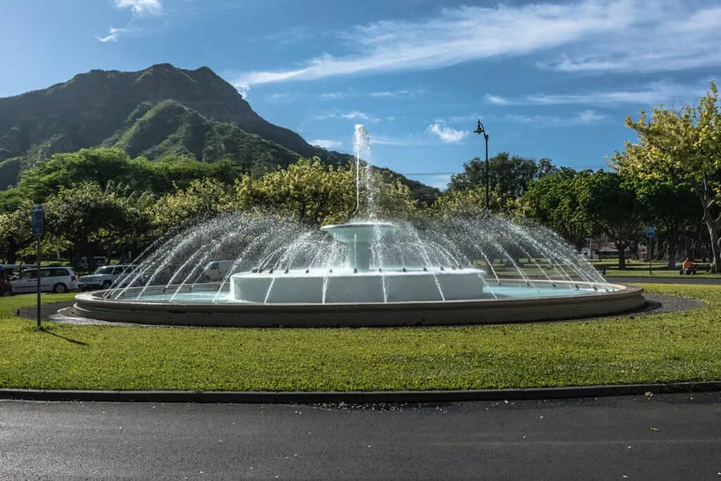 Walking path through Kapiolani Park with Diamond Head in the distance, a pleasant place where to go in Waikiki